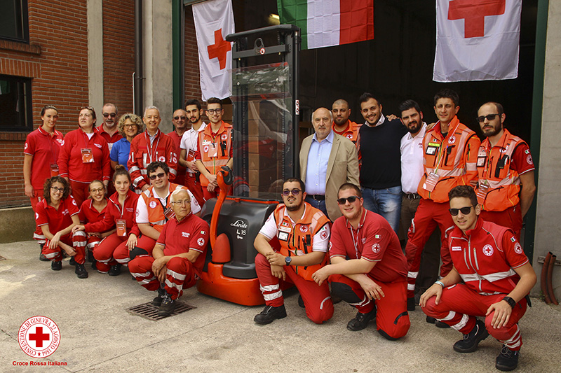 Linde Material Handling S.p.A. dona un carrello elevatore alla Cri di Varese